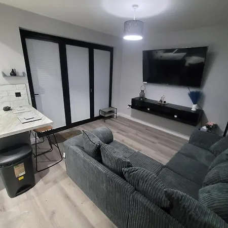 4 Bedroom House شقة ليدز