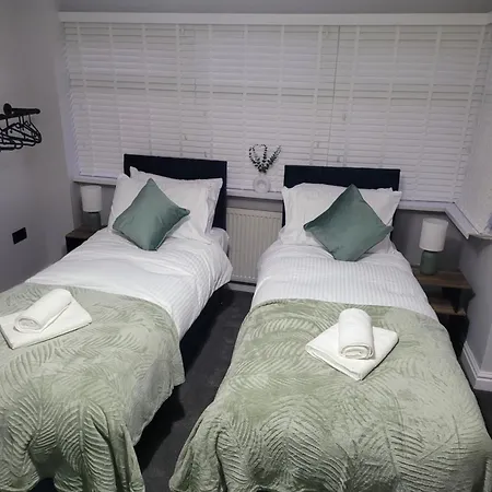 4 Bedroom House * ليدز