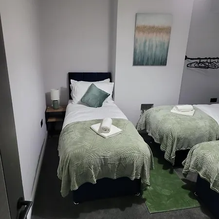 شقة 4 Bedroom House ليدز