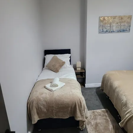 4 Bedroom House ليدز